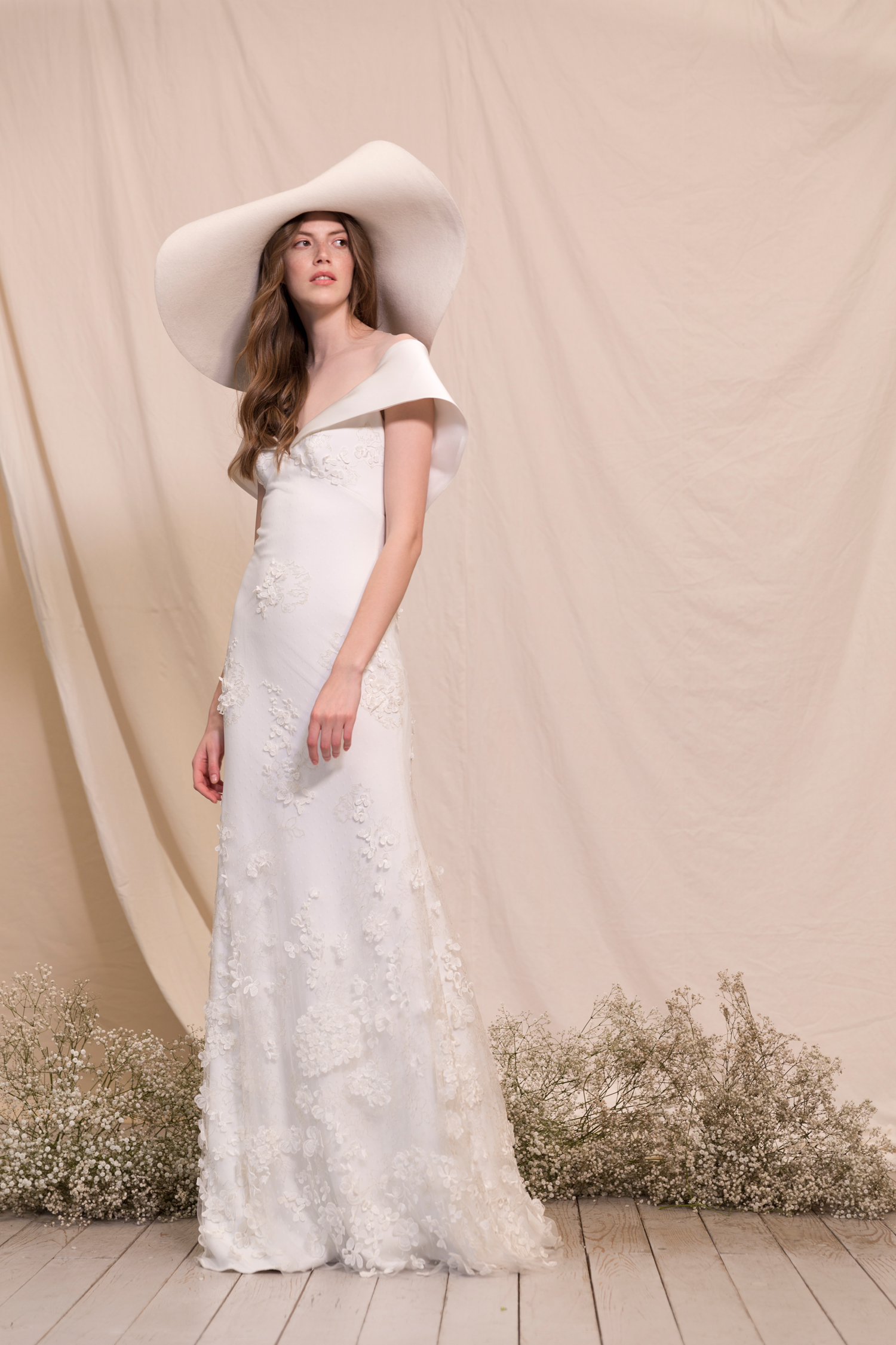 Divine Atelier Wedding Dresses Sexy V Neck Short Sleeve Lace Appliques Bridal Gowns Beach Backless Floor Length Beach Wedding Dress