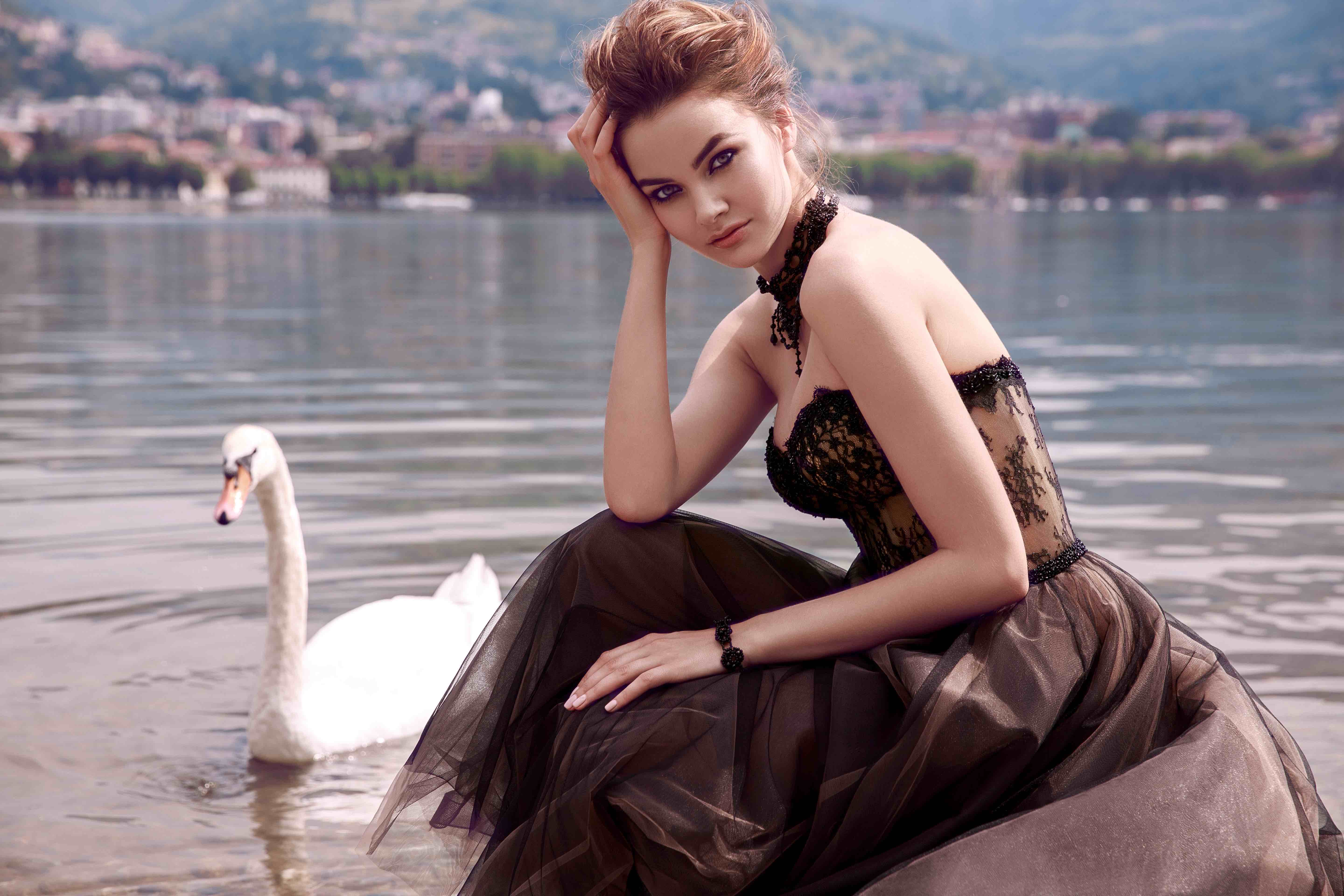 Innocentia Vintage Prom Dresses 2019 Illusion Lace Sweetheart Formal Evening Dress Floor Length Royal Style Special Occasion Dresses
