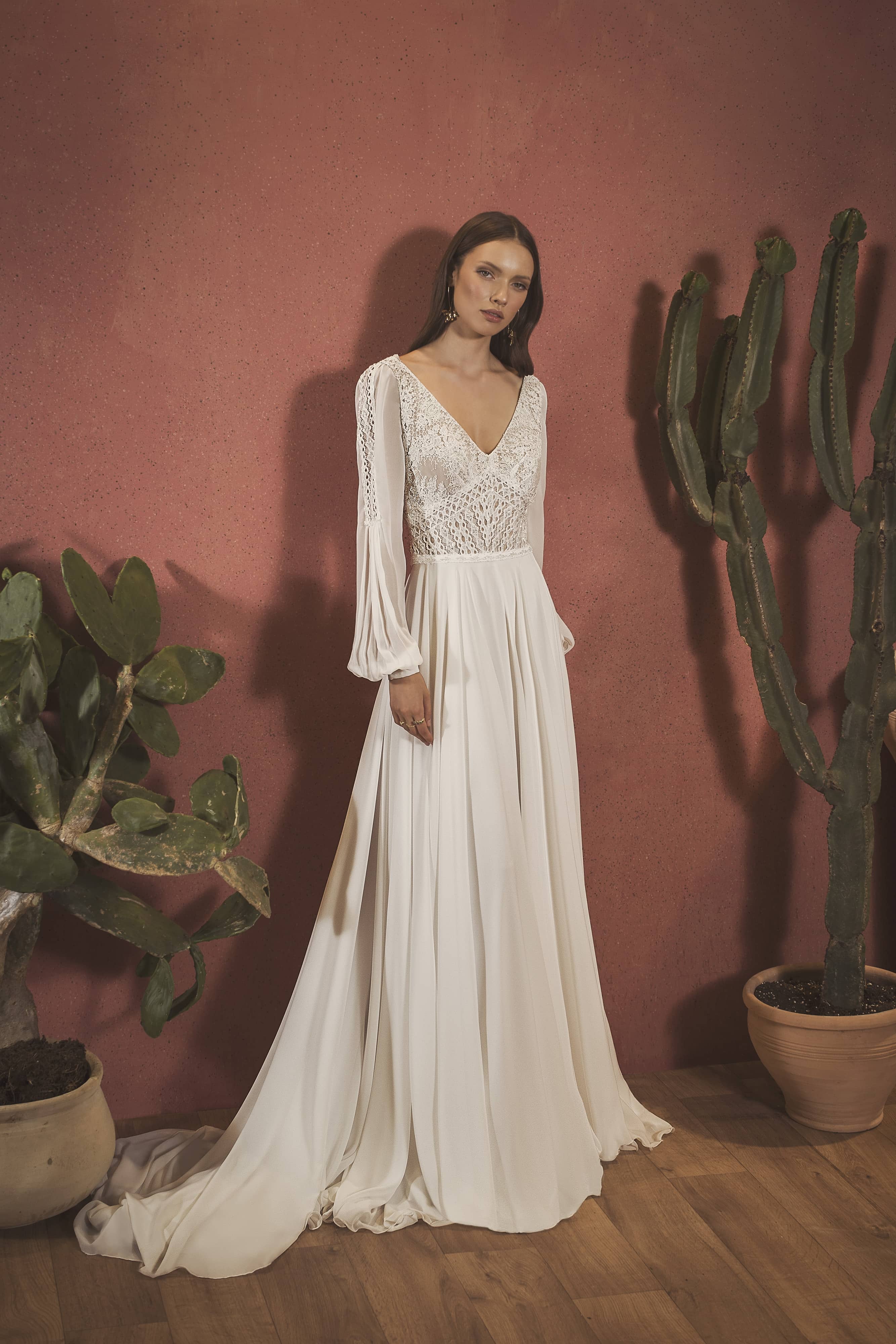 Bohemian Long Sleeve Wedding Dresses 2020 V Neck Lace Appliqued Boho Bridal Gowns A Line Chiffon Wedding Dress robe de mariée