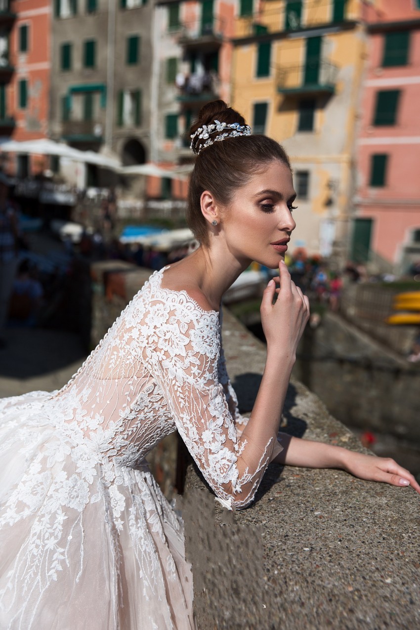 Line Attractive A Long Sleeves Lace Wedding Dresses Off The Shoulder Covered Buttons Back Bridal Gowns Tulle Sweep Train Robe De Marie