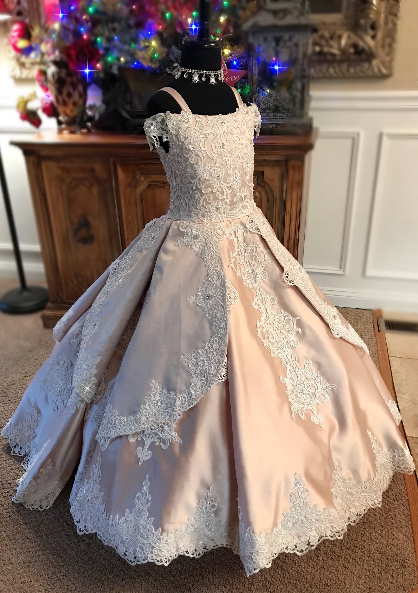 Modest Lovebabyj A Line Flower Rhinestone Applique Wedding Party Satin Spaghetti Sleeveless Ruched Princess Girl Dress 0508