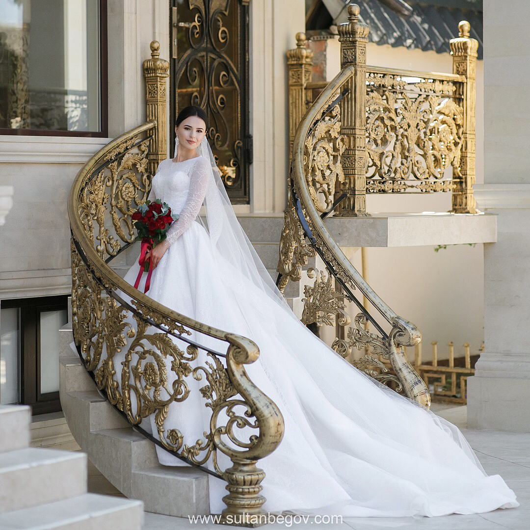 2020 Modest Elegant A Line Wedding Dresses Jewel Long Sleeve Lace Applique Wedding Gowns Sweep Train robe de mariée