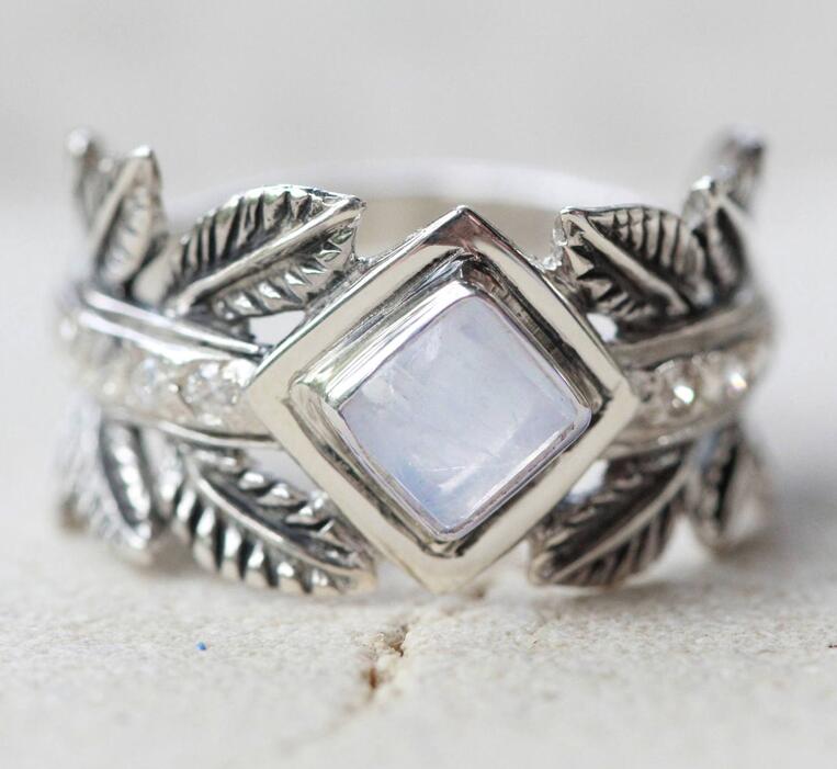 European Fashion Retro Leaves Rings for Women Thai Silver Color Party Jewelry Geometric Square Moonstone Rings Anillos Mujer
European Fashion Retro Leaves Rings for Women Thai Silver Color Party Jewelry Geometric Square Moonstone Rings Anillos Mujer