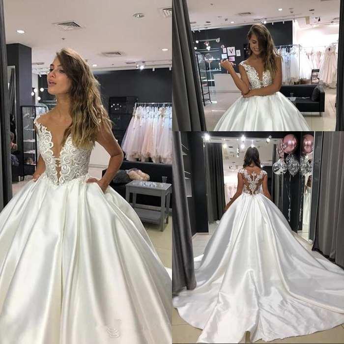 Ball Dresses Applique Lace Sweep Train Satin Scoop Neck Illusion Tulle Castle Wedding Bridal Gown Vestido De Novia