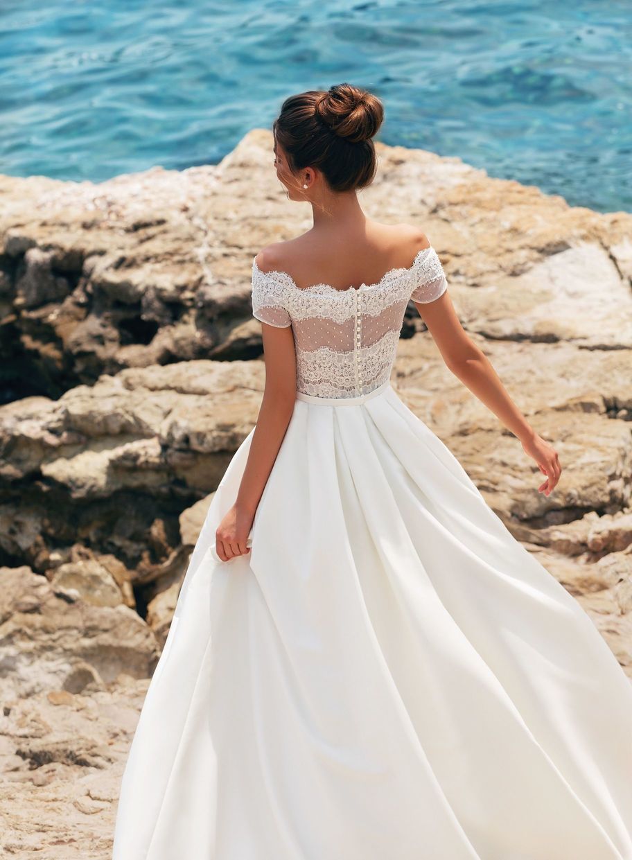 Off Shoulder Boho Wedding Dresses A Line Lace Appliqued Short Sleeves Bohemia Bridal Gowns Sweep Train Custom Made Beach Vestidos de Novia