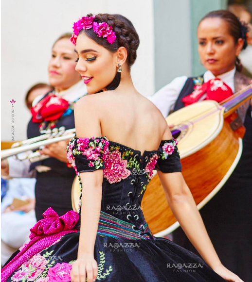 Black Floral Appliqued Ball Gown Quinceanera Dresses Beaded Off The Shoulder Neck Prom Gowns Sweep Train Organza Tiered Sweet 15 Dress