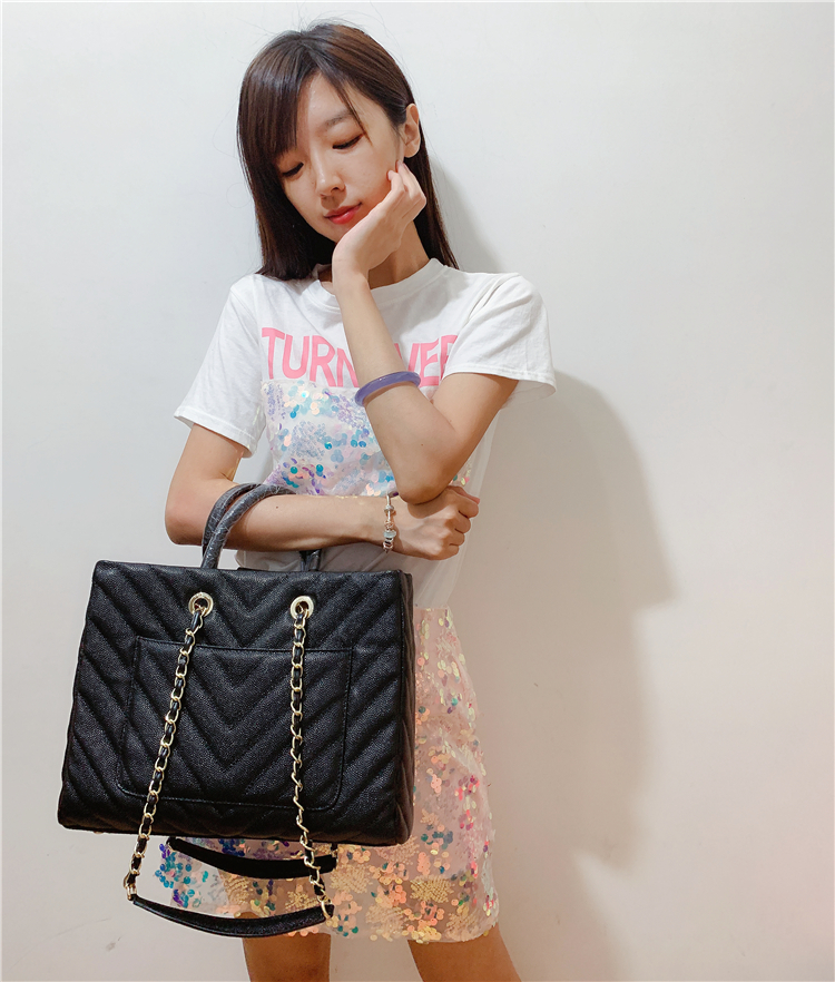 Designer handbags with V Women real leather Bags top quality luxury items Fashion large shopping bags for lady totes with famous brand gift, Black
Designer handbags with V Women real leather Bags top quality luxury items Fashion large shopping bags for lady totes with famous brand gift, Black