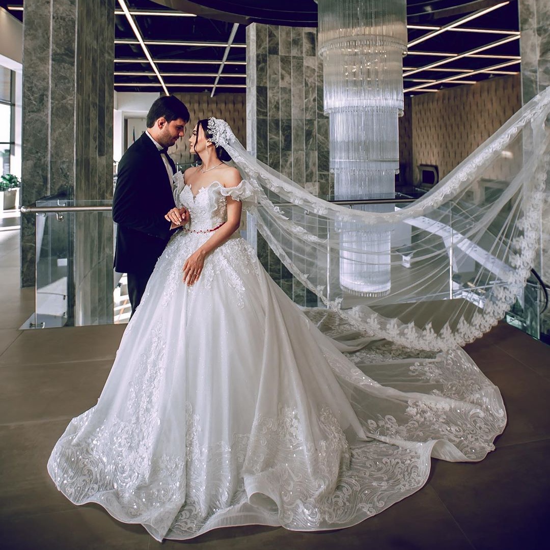 Lace Wonderful Sequined Wedding Dresses Off The Shoulder Neck Appliqued Beaded Bridal Gowns Sweep Train A Line Robe De Marie
