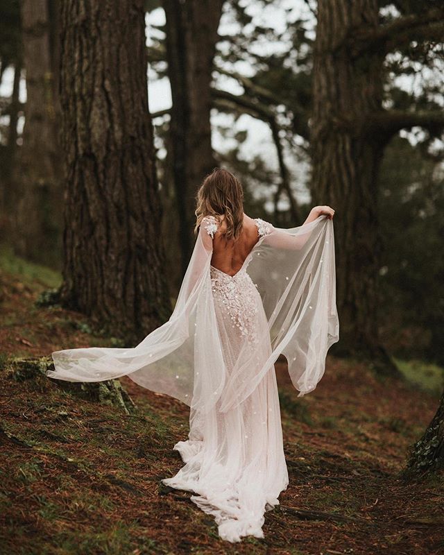 2020 A Line Wedding Dresses V Neck Backless Wedding Dresses Tulle With Sequins Rhinestone Sweep Train Bridal Gowns