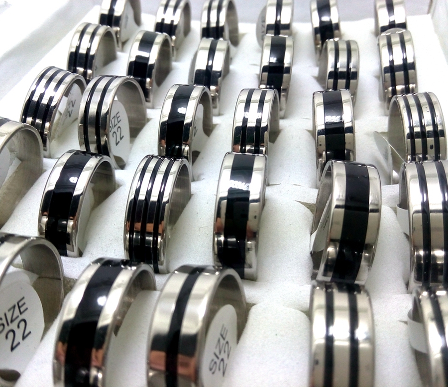 Wholesale lot 100pcs Top Mix Black Enamel 316L Stainless Steel Band Rings 8mm Men Women Wedding Finger Ring Hot Jewelry Brand New
Wholesale lot 100pcs Top Mix Black Enamel 316L Stainless Steel Band Rings 8mm Men Women Wedding Finger Ring Hot Jewelry Brand New