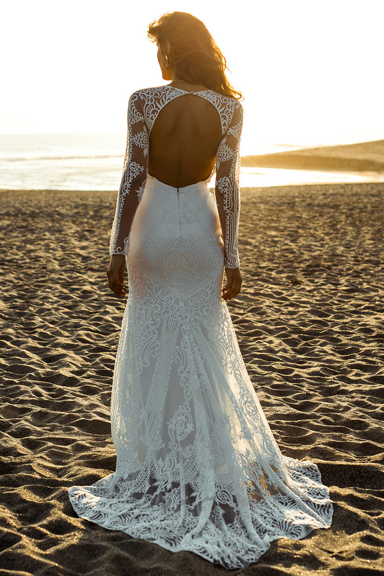 2019 Lace Country Wedding Dresses V Neck Hollow Back Appliques Sweep Train Long Sleeve Wedding Dress Custom Made Beach Bridal Gowns