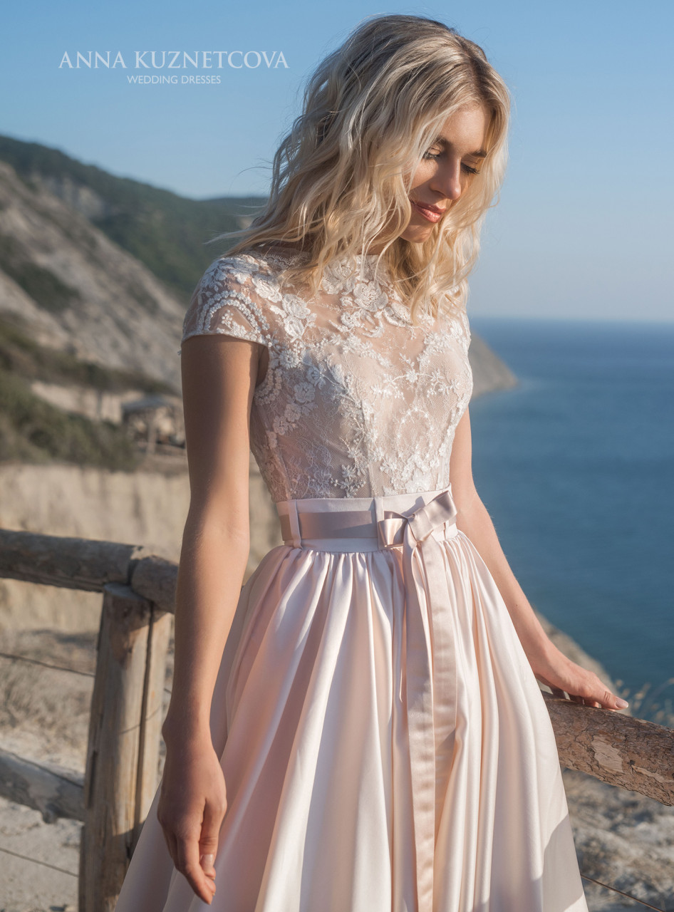 2019 Beach Wedding Dresses Bateau Lace Appliqued A Line Light Pink Satin Bridal Gowns Cap Sleeve Bohemian Wedding Dress Vestido De Novia