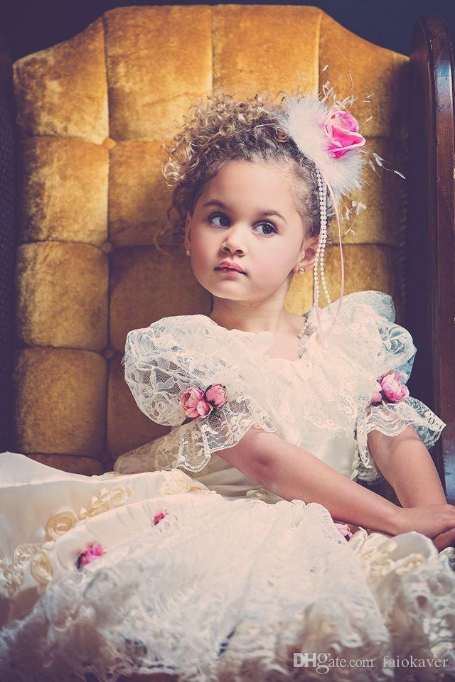 2019 Cute Little Flower Girl Dresses Short Sleeves Jewel Neck Lace Applique Birthday Party Girls Pageant Gowns With Flowers Customized