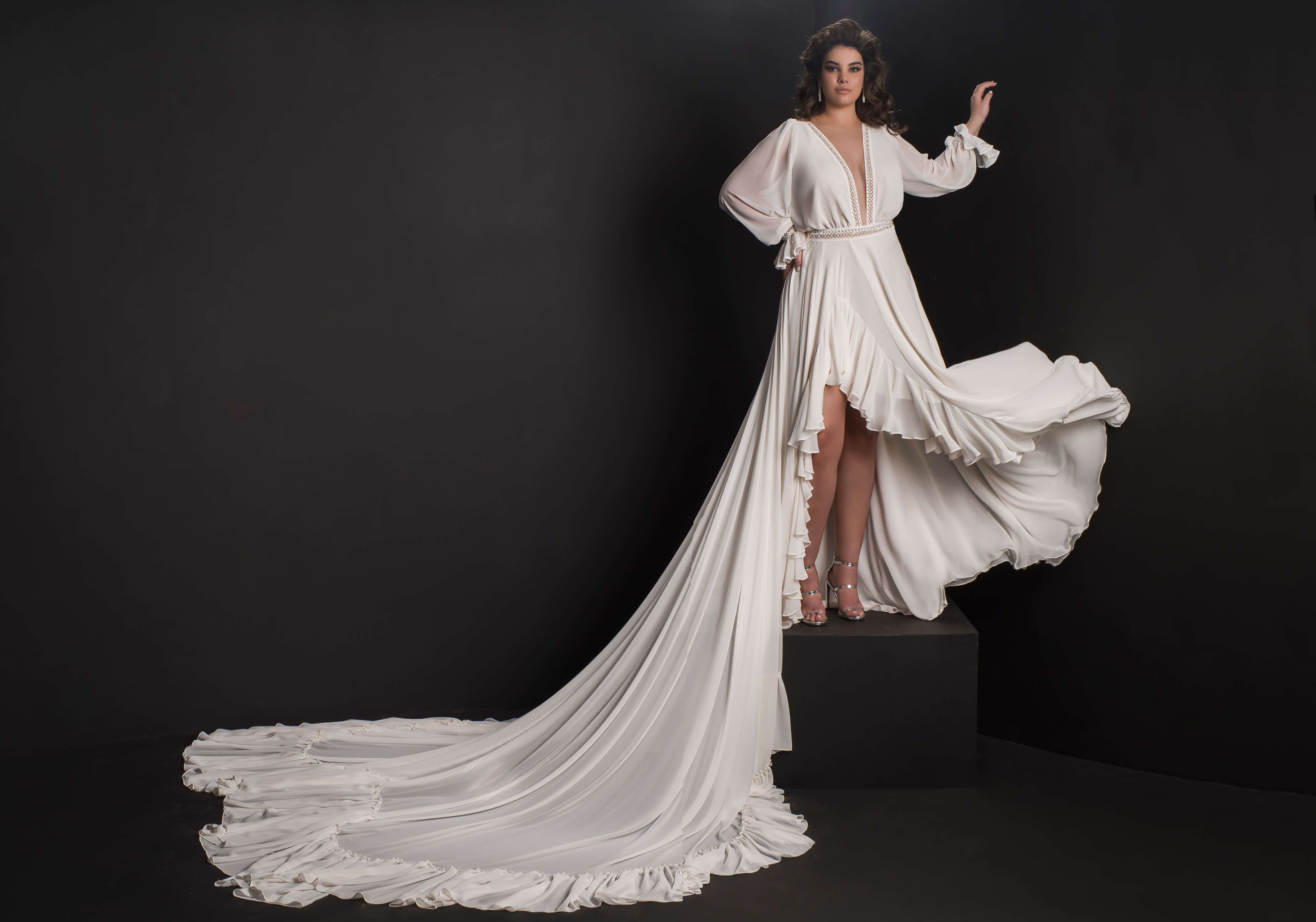 Bohemain Dror Kontento Plus Size Wedding Dresses Chiffon Deep V Neck Tiered Ruffles Bridal Gowns Long Sleeve Hi Lo Wedding Dress