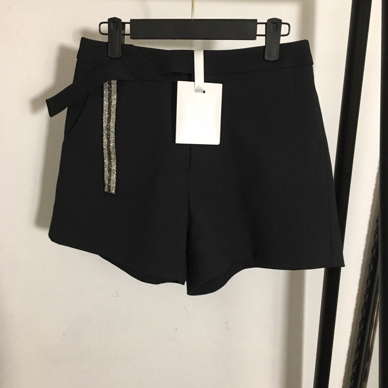 1.6 2020 Spring New High quality Fashion Patchwork Beading Chain Decoration A-line Wide Leg Shorts, Black
1.6 2020 Spring New High quality Fashion Patchwork Beading Chain Decoration A-line Wide Leg Shorts, Black