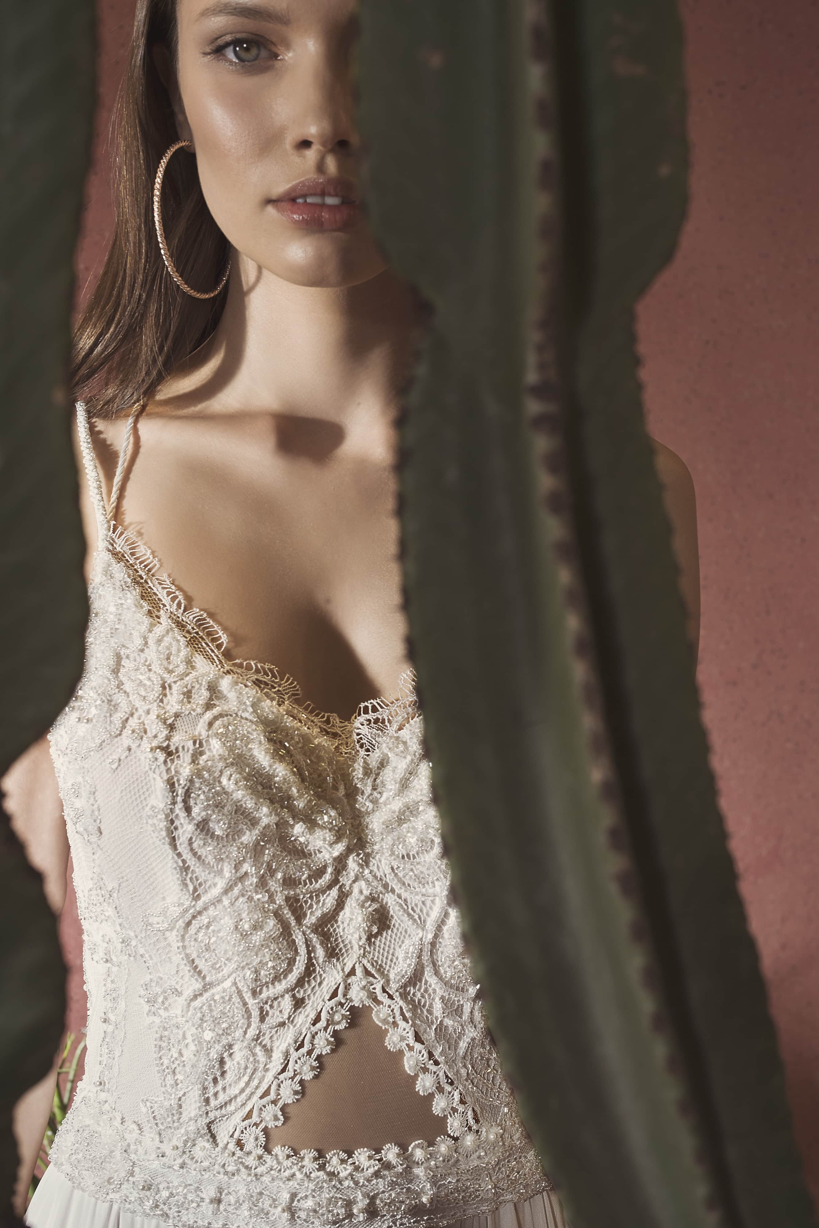 Elegant A Line Wedding Dresses Sexy Spaghetti V Neck Open Back Wedding Dress Lace Applique Feather Bridal Gown