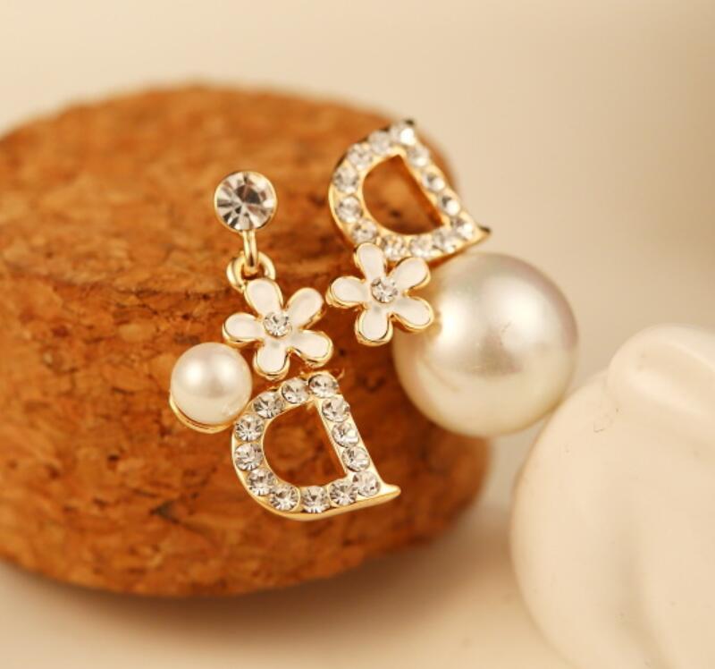 Luxury asymmetrical stud earrings with zircon inlay high-quality exquisite pearl letter earrings jewelry temperament sexy ladies earrings, Silver
Luxury asymmetrical stud earrings with zircon inlay high-quality exquisite pearl letter earrings jewelry temperament sexy ladies earrings, Silver
