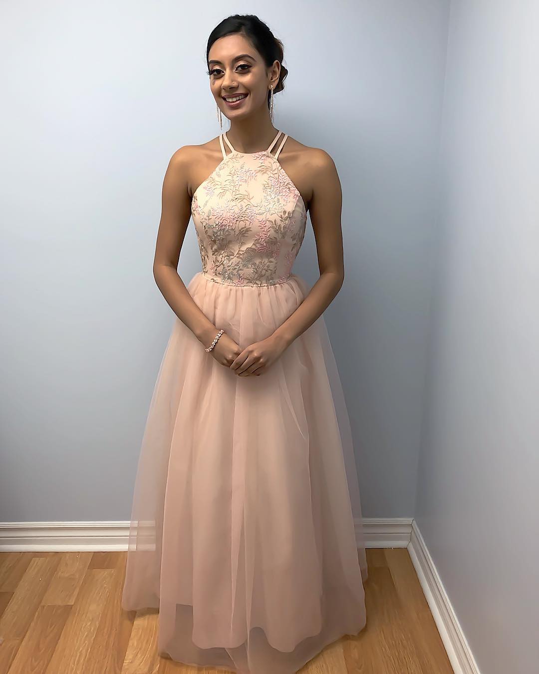 Modest Customized A Line Sleeveless Prom Dresses Applique Halter Evening Dress Tulle Floor Length Hollow Formal Party Bridesmaid Gown 0508