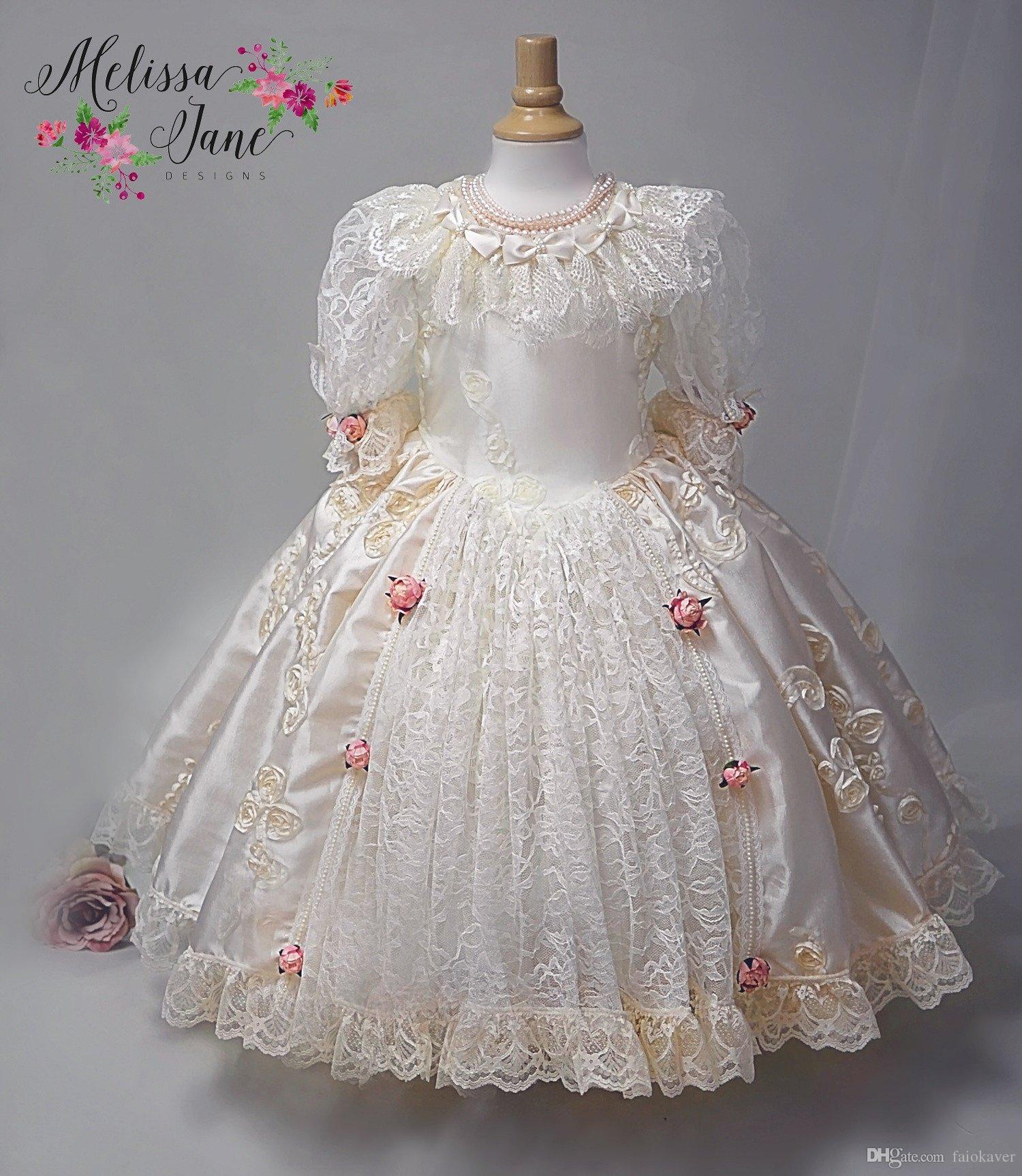 2019 Cute Little Flower Girl Dresses Short Sleeves Jewel Neck Lace Applique Birthday Party Girls Pageant Gowns With Flowers Customized