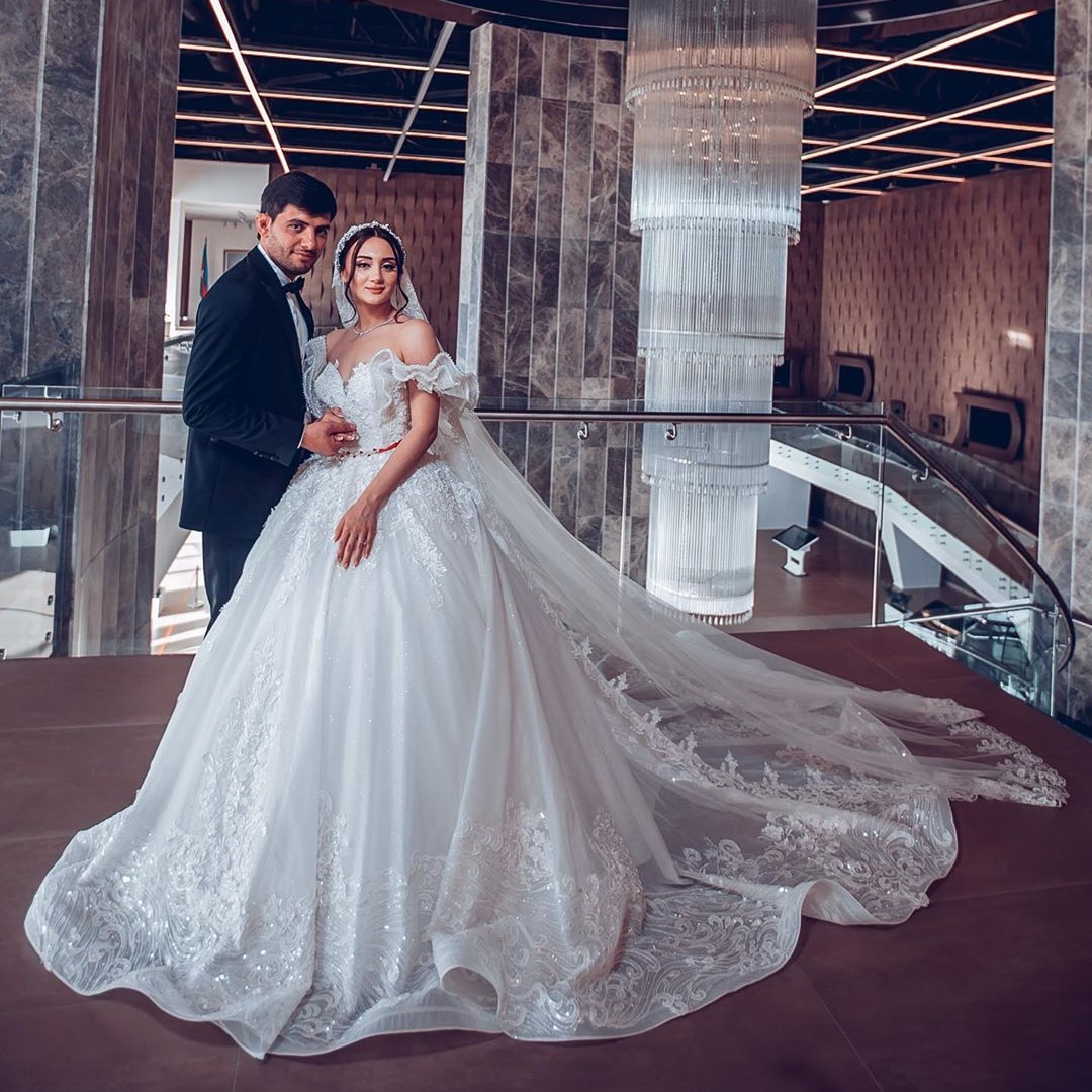 Lace Wonderful Sequined Wedding Dresses Off The Shoulder Neck Appliqued Beaded Bridal Gowns Sweep Train A Line Robe De Marie