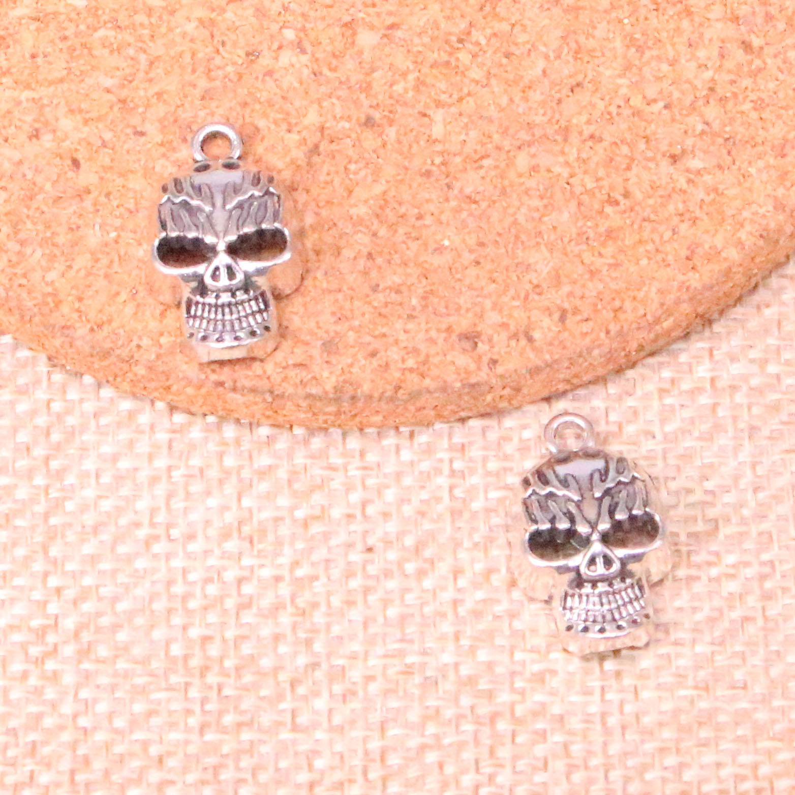 43pcs Charms skeleton head skull 21*13mm Antique Making pendant fit,Vintage Tibetan Silver,DIY Handmade Jewelry, Bronze;silver 
43pcs Charms skeleton head skull 21*13mm Antique Making pendant fit,Vintage Tibetan Silver,DIY Handmade Jewelry, Bronze;silver