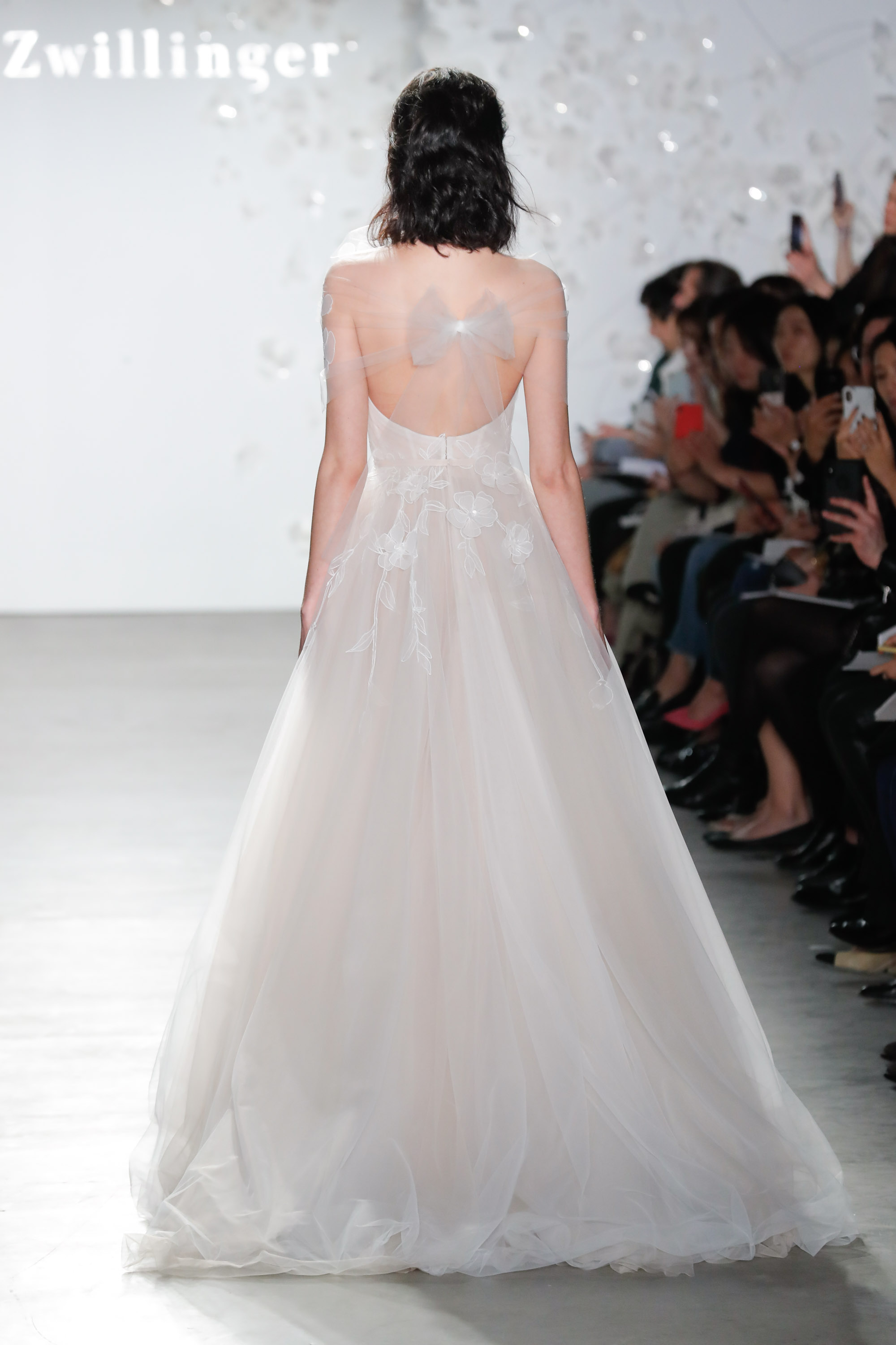 New Fashion A Line Wedding Dresses Sexy Sheer Jewel Neck 3D Flower Appliques Bridal Gowns Beach Backless Summer Wedding Dress