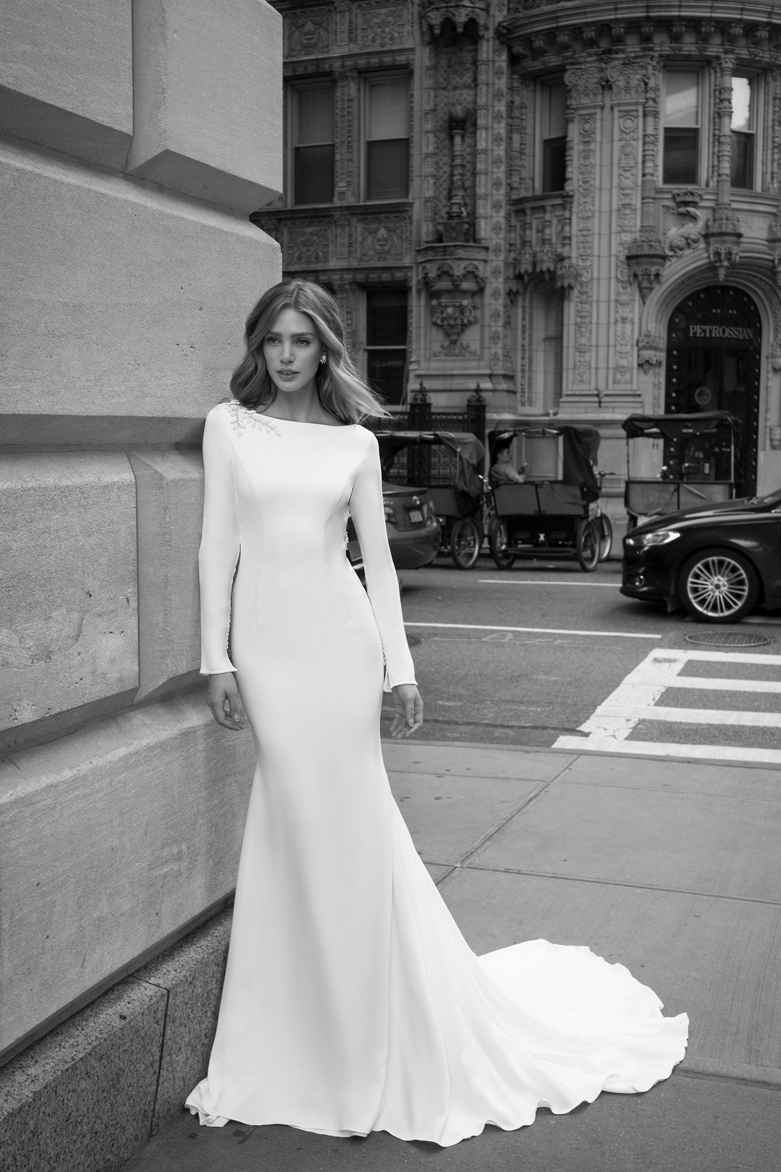 Winter Autumn Mermaid Dresses Long Sleeve Satin Backless Appliques Beaded Bridal Gowns Elegant Sweep Train Wedding Dress