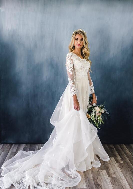 2019 New Simple A-line Modest Wedding Dresses With Long Sleeves Scoop Neck Champagne Lace Appliques Flowers Modest LDS Bridal Gown