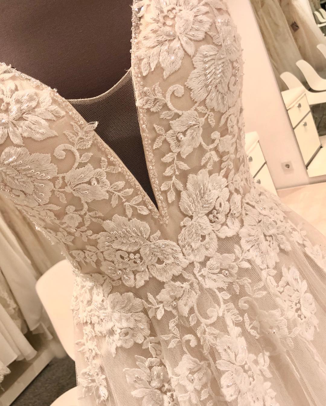 A Line Dreamy Wedding Dresses Applique Pearls Tulle Wedding Dresses Sweep Train Bribal Gowns Vestidos De Novia