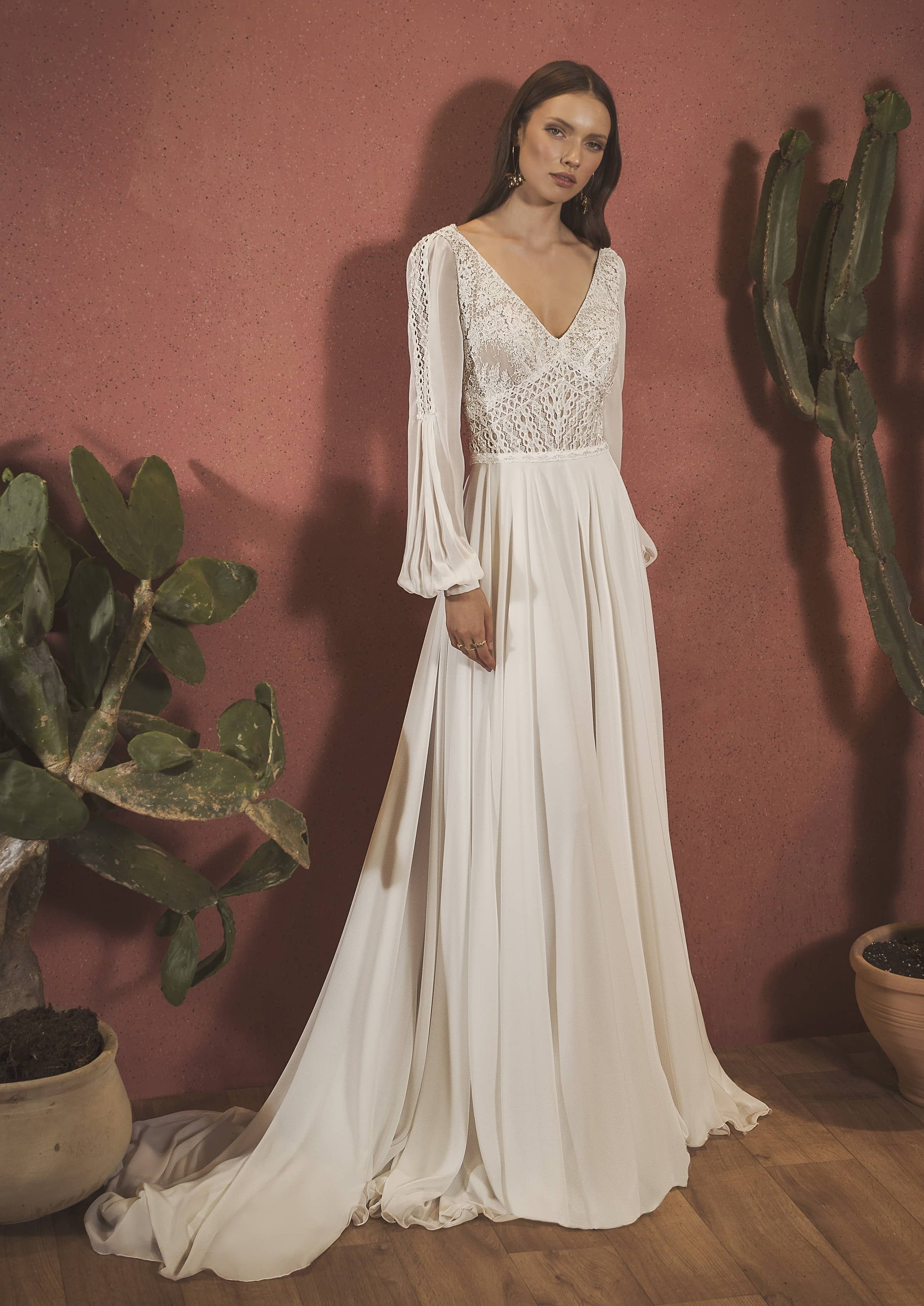 Bohemian Long Sleeve Wedding Dresses 2020 V Neck Lace Appliqued Boho Bridal Gowns A Line Chiffon Wedding Dress robe de mariée