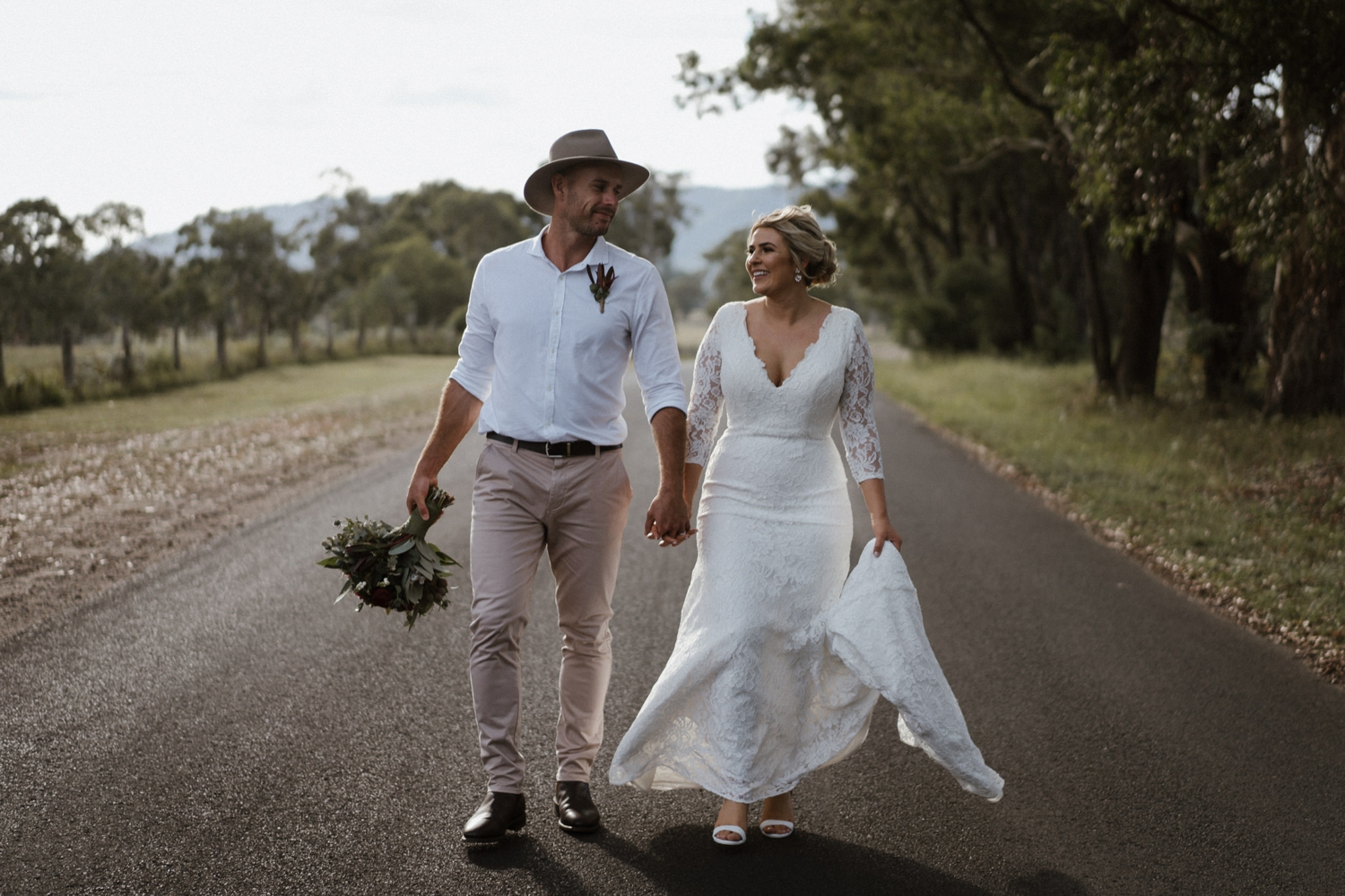 2019 Plus Size Wedding Dresses V Neck Lace Sweep Train Long Sleeve Mermaid Wedding Dress Custom Made Sexy Backless Beach Bridal Gowns