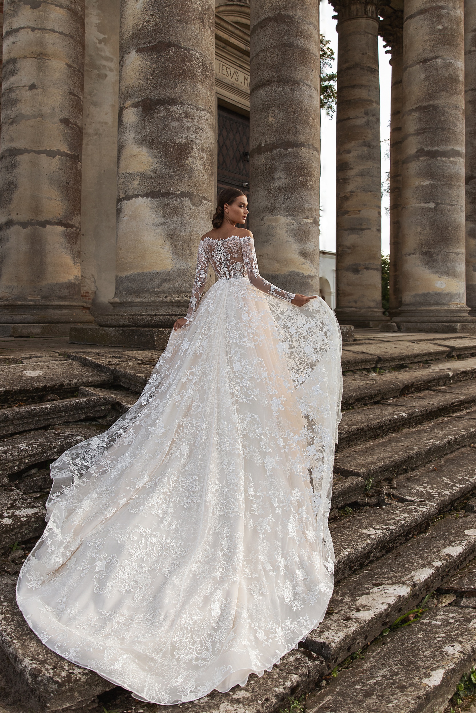 2020 New Long Sleeve Wedding Dresses Sheer Bateau Neck Lace Appliqued Bridal Gowns A Line Beach Wedding Dress