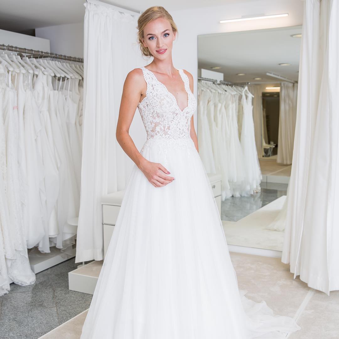 2020 A Line Elegant Wedding Dresses Tulle Applique Lace Wedding Dresses V Neck Sweep Train Vestidos De Novia