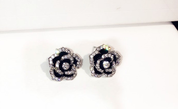 Wholesale-r Glittering new fashion luxury classic designer elegant beautiful camellia diamond stud earrings for woman girls
Wholesale-r Glittering new fashion luxury classic designer elegant beautiful camellia diamond stud earrings for woman girls