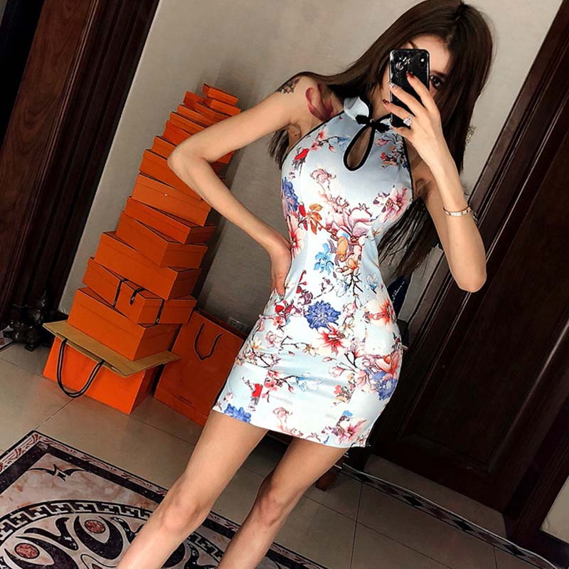 2020 Sexy Sleeveless Cheongsam Dress Mini Qipao Hollow Out Split Flower Print Chinese Dresses Elegant Women Lady Party Club Gown
2020 Sexy Sleeveless Cheongsam Dress Mini Qipao Hollow Out Split Flower Print Chinese Dresses Elegant Women Lady Party Club Gown