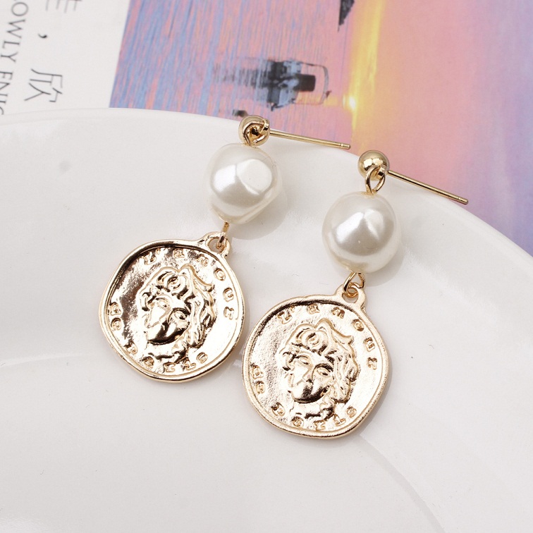 2020 New designer women jewelry luxury Shell pearl accessory element Pendant Earrings Alloy rhinestone ladies ER105804
2020 New designer women jewelry luxury Shell pearl accessory element Pendant Earrings Alloy rhinestone ladies ER105804