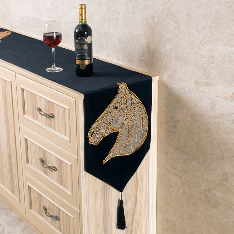 Luxury Horse Head Table Runner for Dinning Table Decorations Tablecloths Coffee Bed Shoes Cabinet Table Covers
Luxury Horse Head Table Runner for Dinning Table Decorations Tablecloths Coffee Bed Shoes Cabinet Table Covers