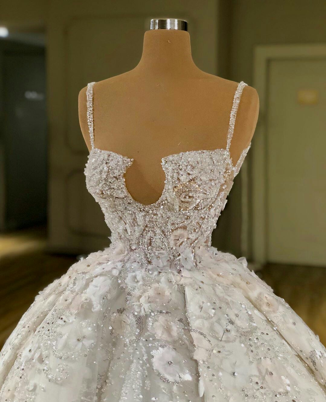 Luxury Beaded Crystal Wedding Dress Spaghetti Neck Lace Appliqued Vestido De Noiva Plus Size Wedding Dresses Bridal Gowns