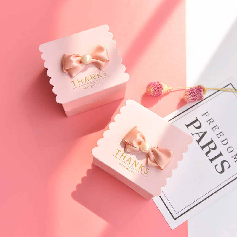 New Europe Pink Feather Love Style Gift Box Baby Shower Birthday Party Candy Box Sweet Chocolate Boxes Wedding Favors Decoration
New Europe Pink Feather Love Style Gift Box Baby Shower Birthday Party Candy Box Sweet Chocolate Boxes Wedding Favors Decoration
