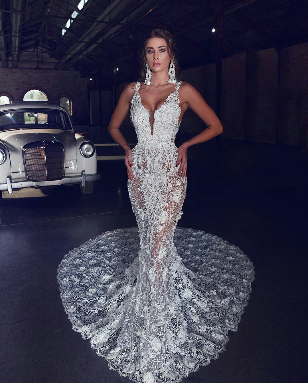 Sexy Illusion Bodice Mermaid Wedding Dresses Deep V Neck Lace 3D Floral Appliques Beach Wedding Dress Sweep Train Plus Size Robes De Mariée