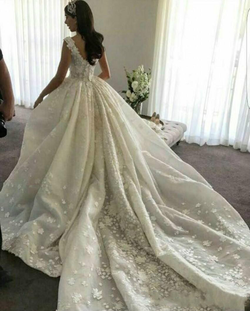 2020 Gorgeous Ball Gown Wedding Dresses Dubai Scoop Neck Lace 3D Floral Applique Country Wedding Dress Court Train Vintage Bridal Gowns