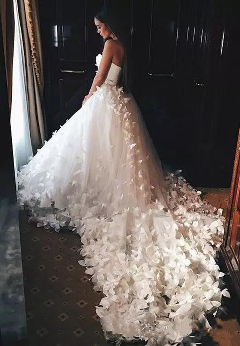 2020 New Vintage Princess Wedding Dresses with Flowers And Butterflies in Cathedral Train Arabic Middle East Church Garden Wedding Gown