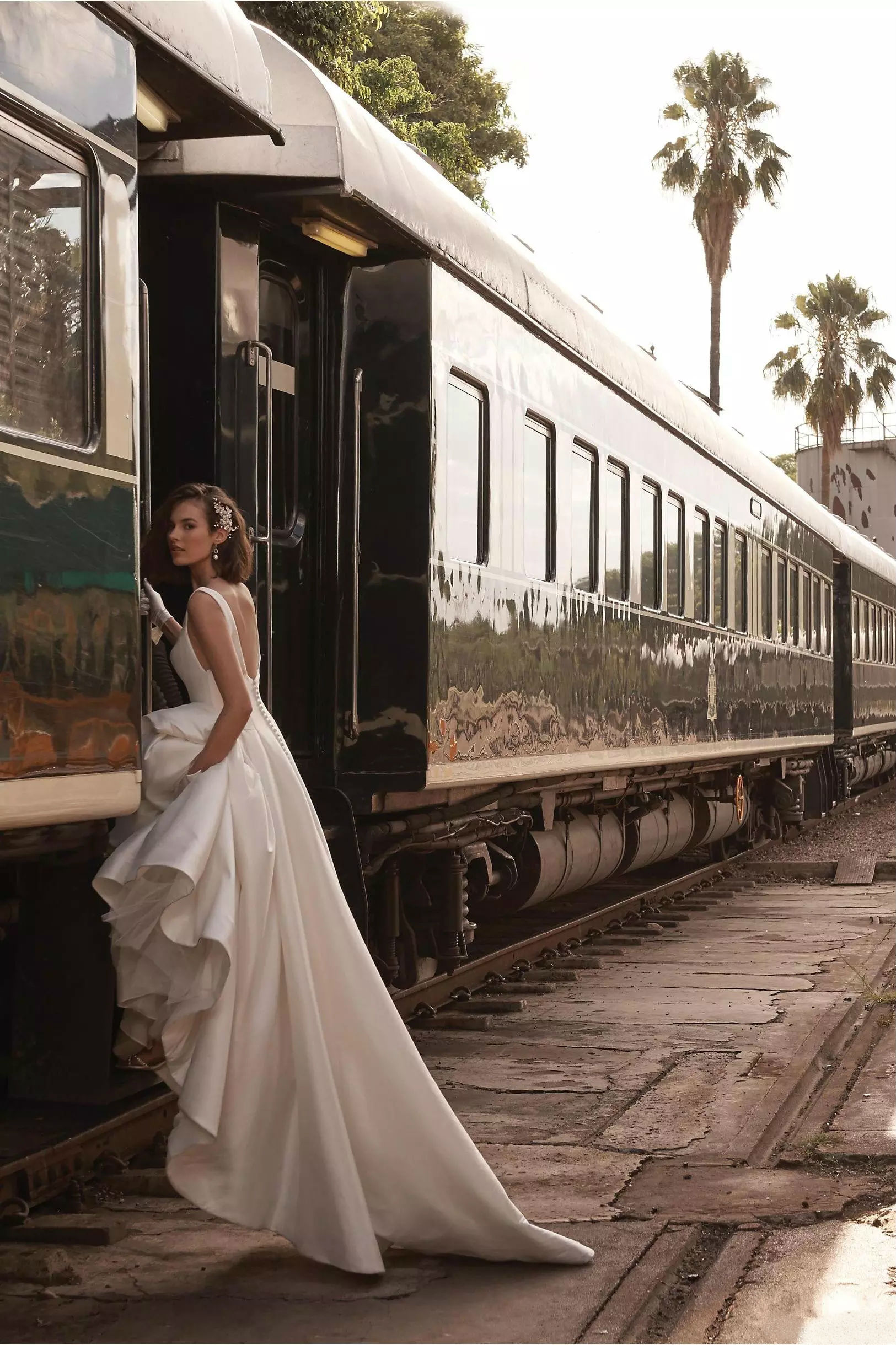 2019 BHLDN A Line Wedding Dresses Scoop Neck Satin Sweep Train Beach Wedding Dress Backless Bridal Gowns Plus Size robe de mariée