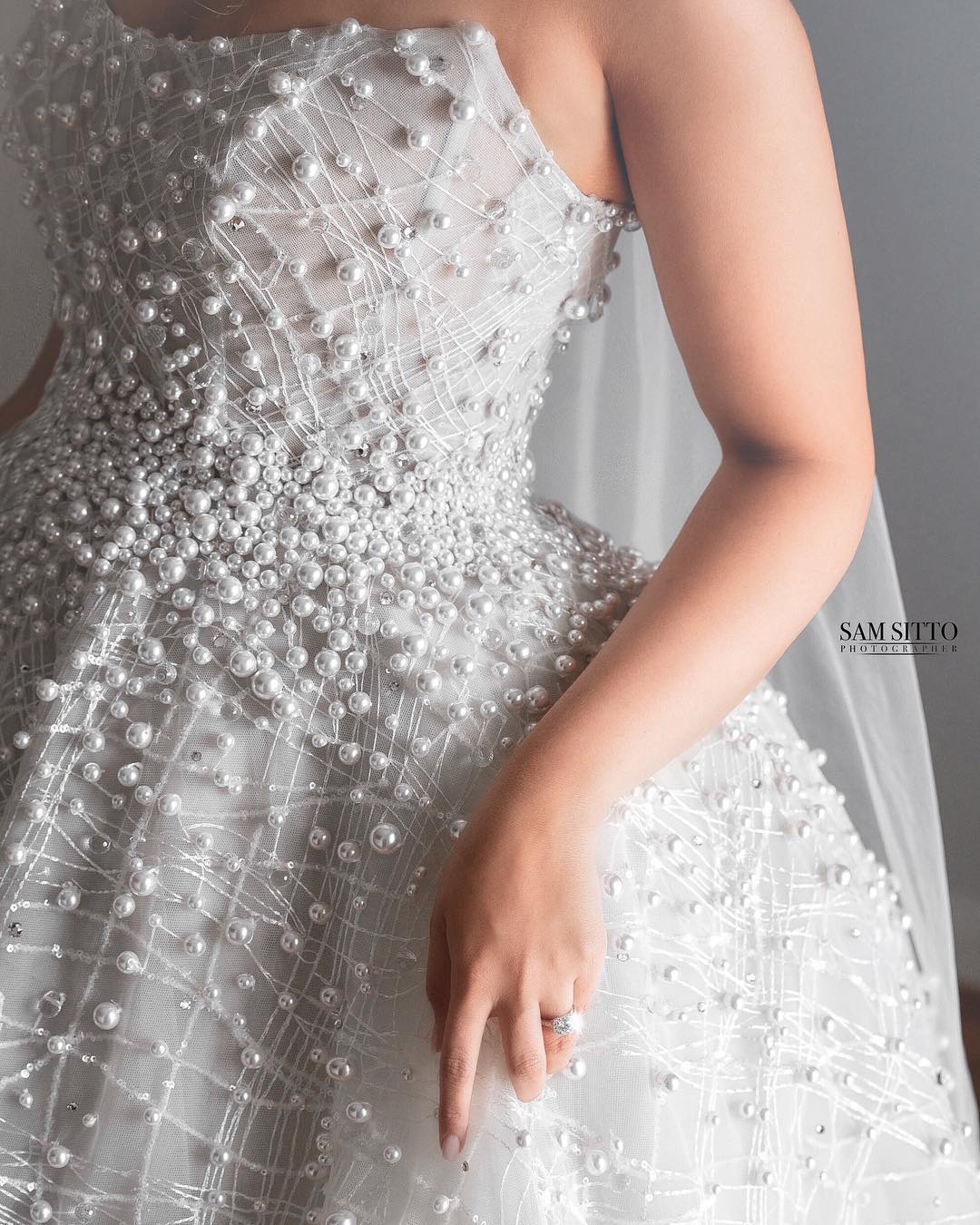 2020 Modest Elegant Strapless Ball Gown Sleeveless Wedding Dresses Lace Applique Pearls Wedding Gowns Sweep Train Bridal Gowns