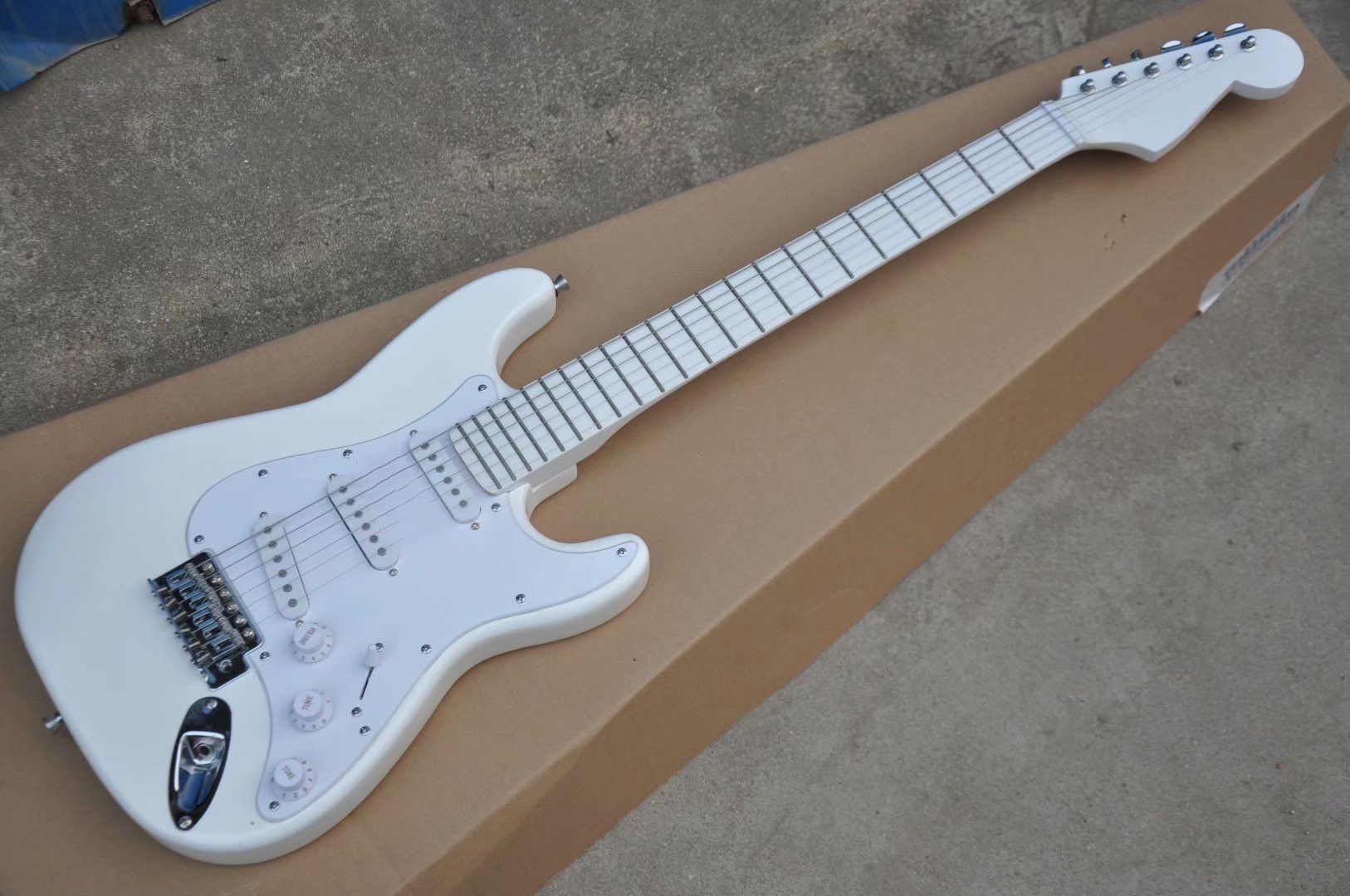 Maple Fingerboard All White Electric Guitar with Chrome hardware,3 Single pickups,can be customized
Maple Fingerboard All White Electric Guitar with Chrome hardware,3 Single pickups,can be customized