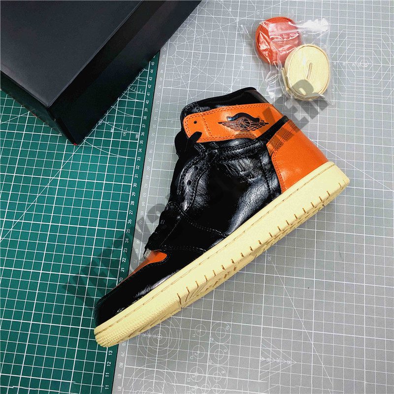 With Box 2019 Release 1 OG High Shattered Backboard 3.0 Mens Basketball Shoes Black Pale Vanilla Starfish Athletic Sneakers Size 40-46
With Box 2019 Release 1 OG High Shattered Backboard 3.0 Mens Basketball Shoes Black Pale Vanilla Starfish Athletic Sneakers Size 40-46