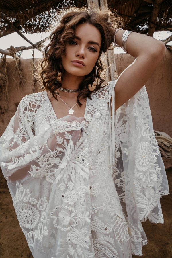 Vintage Bohemian Dresses With Wrap Lace Appliqued Sweep Train V Neck Tassel Hollow Back Beach Wedding Dress Plus Size Bridal Gowns