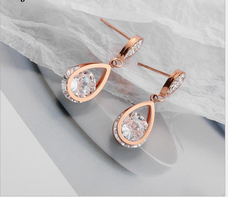 Fashion style, Korean personality, fashion, titanium steel diamond earrings, simple short fashion earrings, female
Fashion style, Korean personality, fashion, titanium steel diamond earrings, simple short fashion earrings, female