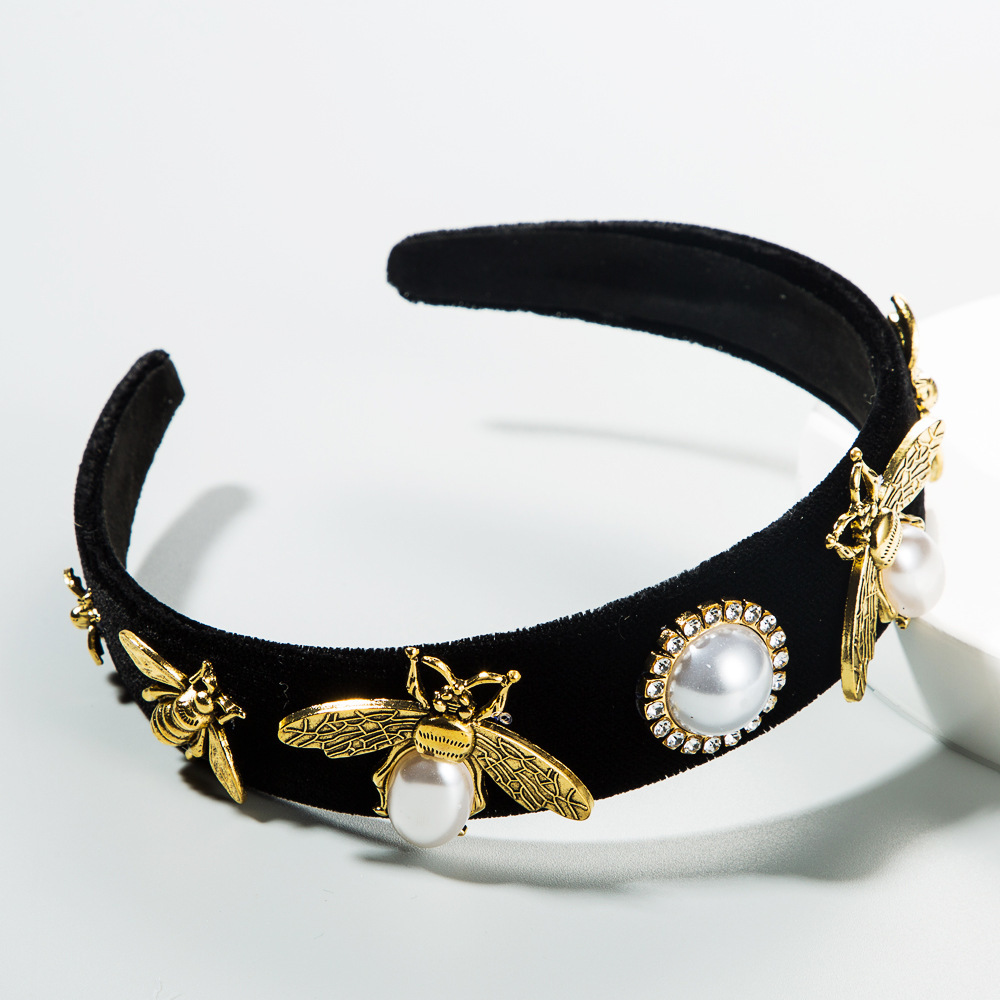 Palace exaggerated headband wide edge hair accessories small bee pressed hair velvet hair accessories
Palace exaggerated headband wide edge hair accessories small bee pressed hair velvet hair accessories