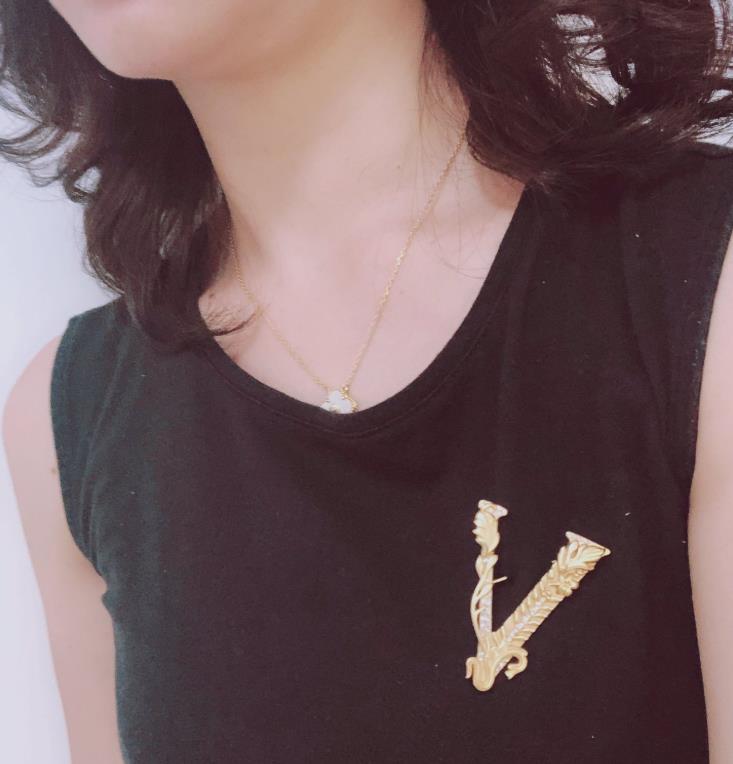 New style female fashion personality V letter handsome Brooch precision high grade V character Brooch